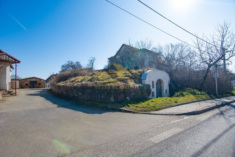 pozemek 211 m², se sklípkem a stavebním povolením
